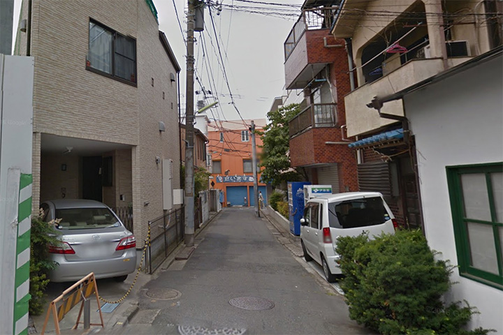 2 小田急線沿いの住宅街を突き当りまで道なりに進む